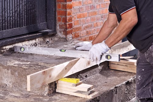 Pudslag på vandrette flader (trin): Byg en form (en forskalling) af brædder, der klodses op og støttes af sten og bræddestumper. Pudslag på vandrette flader (trin): Byg en form (en forskalling) af brædder, der klodses op og støttes af sten og bræddestumper.